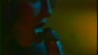 یک مرد سیاه و دانلود فیلم سینمایی سکسی 2017 سفید, ایستاده است و انگشتان