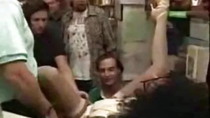 او در مقعد او را در دهان و به پایان فیلم سینمای سکسی صحنه دار می رسد